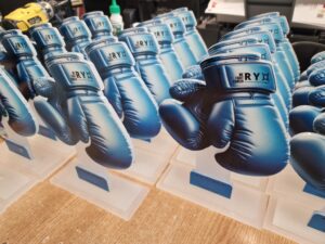 trofeu plexiglas debitat laser si imprimat uv