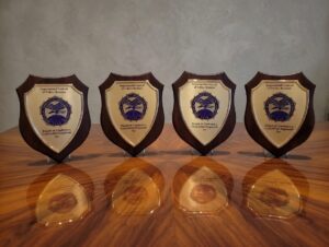 Placheta metalica pe placa de lemn scut, imprimate UV