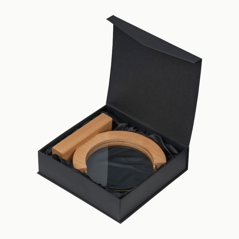 Detaliu ambalaj cutie cadou premium cu inserție din satin pentru trofeul Oshawa