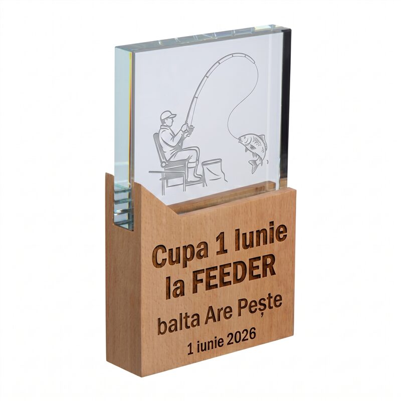 rofeu dreptunghiular 19.2 cm din sticlă masivă transparentă montat pe bază din lemn natur, personalizat cu gravură laser pentru Cupa 1 Iunie la Feeder.