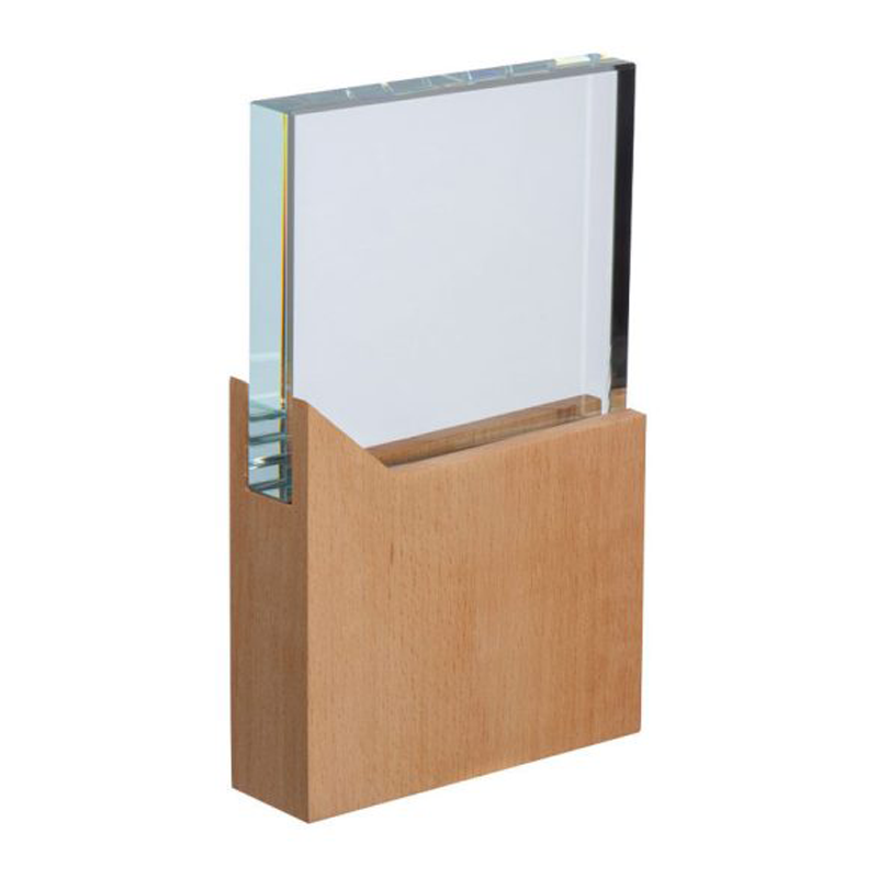Profil trofeu premium, evidențiind panoul de sticlă clară de 2 cm grosime fixat în suportul robust din lemn de 3.5 cm.