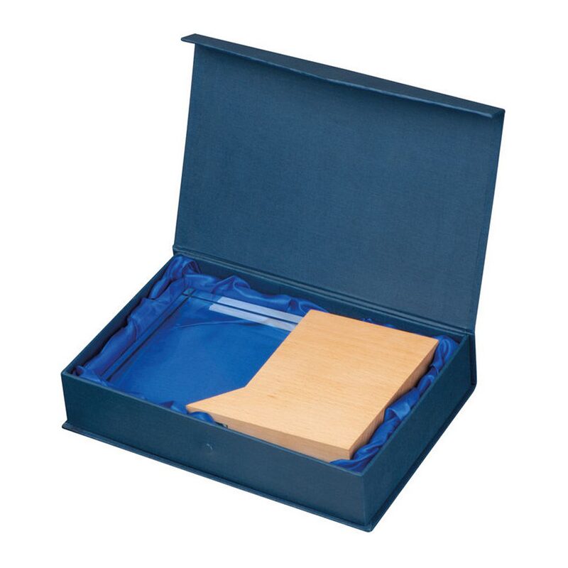 Trofeu elegant din sticlă și lemn așezat lângă cutia de prezentare premium realizată din carton și material textil.